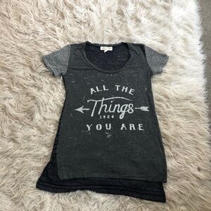 Short sleeve graphic shirt sz xs